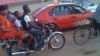 Un moto-taxi à côte d'un taxi à Bouaké, en Côte d'Ivoire, le 5 juin 2017. (VOA/Siriki Barro)