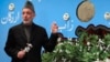 حامد کرزی حین نواختن زنگ مکتب