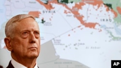 Le secrétaire à la Défense, Jim Mattis, devant une carte de la Syrie et de l'Irak, tout en parlant aux médias à propos du groupe Etat islamique au Pentagone, le 19 mai 2017.