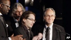 Gérard Biard (à dr.), acceptant le prix ''Courage et Liberté d'expression'' du centre PEN à New York (AP)
