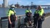 Arhiva - Policajci patroliraju Ist river parkom, tokom pandemije koronavirusa, u Njujorku, 2. maja 2020.