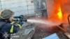 Gašenje požara na ukrajinskoj infrastrukturu nakon ruskog napada (Foto: Press service of the State Emergency Service of Ukraine/Handout via REUTERS)