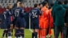 Futbolistas trazan raya en contra del racismo en los estadios