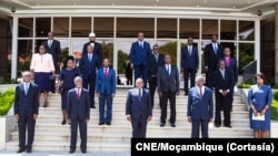Presidente Filipe Nyusi (no centro, primeira fila) e membros da CNE, Moçambique