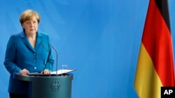 La chancelière allemande Angela Merkel s'exprime devant les medias sur l'attentat de Munich à Berlin, Allemagne, samedi, le 23 juillet, 2016 on the Munich attack. 