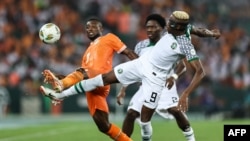 Victor Osimhen, da Nigéria, e Ghislain Konan, da Costa do Marfim, no jogo da fase de grupos,
ganho pelos nigerianos (1-0), Estádio Alassane Ouattara, Abidjan, 18 janeiro 2024
