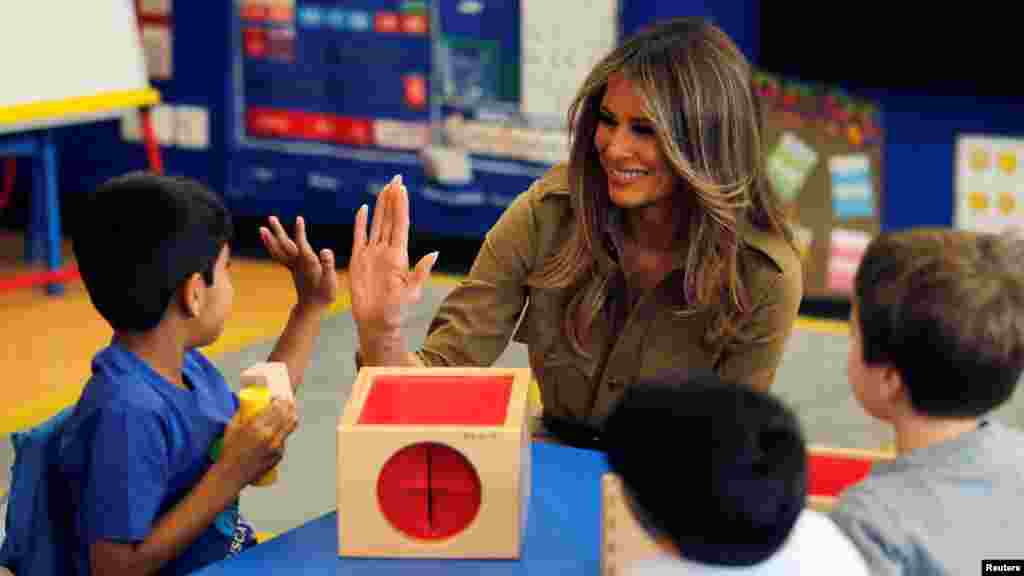 Melania Trump joue avec un enfant lors de sa visite à l'American International School à Riyad, en Arabie Saoudite, le 21 mai 2017.