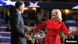 El candidato republicano Mitt Romney sube al escenario para abrazar a su esposa Ann, luego de su discurso ante la Convención Nacional Republicana, el martes 28 de agosto por la noche.