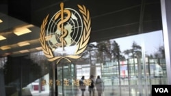 El logo de la Organización Mundial de la Salud, que está ahora buscando cómo cubrir la brecha creada por la suspensión del aporte de EE.UU.