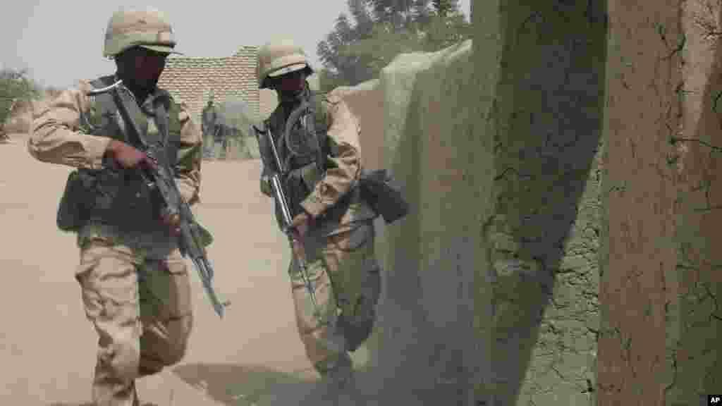 Les troupes tchdiennes participent à un exercice de libération d'otages à Mao, Tchad, samedi 7 mars 2015.