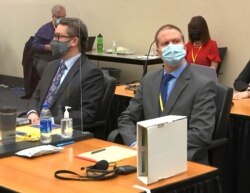 Pengacara pembela Eric Nelson (kiri) dan mantan polisi Minneapolis Derek Chauvin mendengarkan keterangan Hakim Wilayah Hennepin Peter Cahill saat memimpin mosi pra-sidang, 29 Maret 2021.