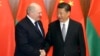 Presiden Belarus Alexander Lukashenko ketika bertemu Presiden China Xi Jinping di Beijing 16 Mei tahun 2017 (foto: dok). 