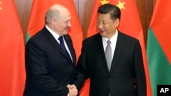 Presiden Belarus Alexander Lukashenko ketika bertemu Presiden China Xi Jinping di Beijing 16 Mei tahun 2017 (foto: dok). 