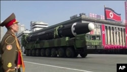Archivo. En esta imagen tomada de un video de KRT se ve un desfile militar en Pyongyang, Corea del Norte, el 8 de febrero de 2018.
tary parade is held in Pyongyang, North Korea, Feb. 8, 2018. North Korea's intercontinental ballistic missiles highlighted the event.
