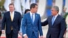 Presiden Kolombia Ivan Duque (kanan) berbincang dengan pemimpin oposisi Venezuela Juan Guaido dalam acara peresmian Konferensi Tingkat Menteri Pemberantasan Terorisme di Bogota, 20 Januari 2020. 