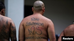 Des membres du gang Mara Salvatrucha 13 (MS-13) sont présentés aux médias après avoir été arrêtés par la police lors d'une fête privée à San Salvador, El Salvador, le 10 août 2017.