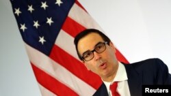 Le Secrétaire du Trésor des Etats-Unis, Steve Mnuchin, en conférence de presse lors de la réunion des ministres des Finances du G20 et des gouverneurs des banques centrales à Baden-Baden, en Allemagne, le 18 mars 2017. (Reuters / Kai Pfaffenbach)