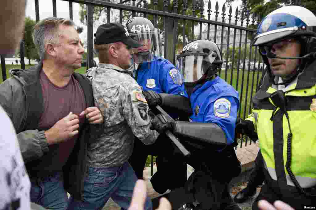 Tarzoma a titunar Ferguson, bayan da masu yanke hukunci suka ce dan sanda Darren Wilson da Ya harbe Michael Brown, bai yi laifi ba 24 ga Nuwamba 2014. (Kane Farabuagh/VOA)
