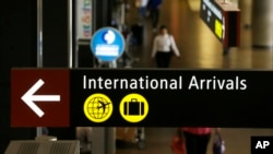 Maelekezo kwa wasafiri wa kimataifa wanaowasili uwanja wa ndege wa Seattle-Tacoma International Airport, Juni 26, 2017, Seattle, Washington.