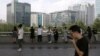 人们在中国北京的科技中心中关村（2021年8月23日）。