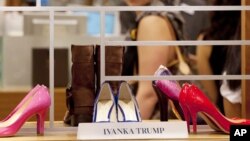 美国百货公司陈列的伊万卡·川普（Ivanka Trump）的时尚品牌的女鞋（2012年）