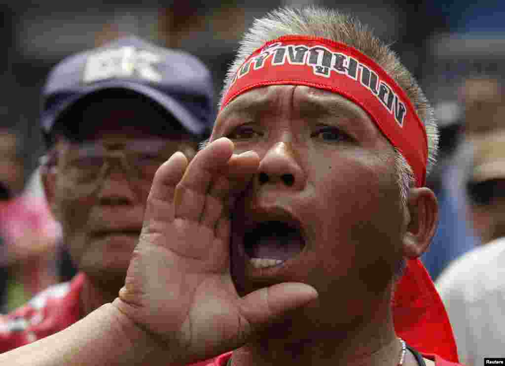A government supporter shouts slogans during a rally outside the National Anti-Corruption Commission office in Nonthaburi province, on the outskirts of Bangkok, Feb. 27, 2014. 