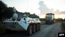 Des membres du contingent bangladais de la Minusca patrouillent à Bouar, Centrafrique. 15 octobre 2017.