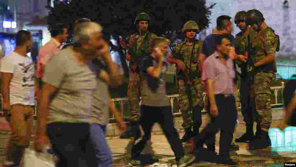 Des militaires loyalistes turcs montent la garde sur la place Taksim à Istanbul, Turquie, 15 juillet 2016. 