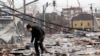 Un hombre busca entre los escombros por pertenencias que pueda rescatar de su casa luego que violentos tornados devastaran la zona central de Tennessee el lunes por la tarde. Más de 20 personas han muerto. 