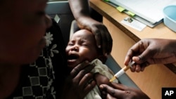 Pemberian vaksin malaria untuk seorang bayi di Kombewam, Kenya barat, 30 Oktober 2009 (Foto: dok). 