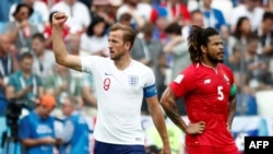 L'Anglais Harry Kane célèbre son cinquième but depuis le point de penalty alors que le Torontois Roman Torres semble abattu, le 24 juin 2018.