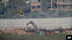 Militer Israel menggunakan alat-alat berat untuk menghancurkan terowongan yang diduga dipakai Hizbullah dekat kota Metula, dekat perbatasan Lebanon (foto: dok). 