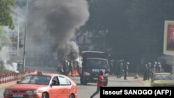 Maandamano mjini Abidjan dhidi ya muhula wa tatu anaotaka Rais Alassane Ouattara. Polisi yawatawanya waandamanaji.
