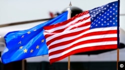 Bendera AS dan Uni Eropa berkibar. Keduanya memperingatkan China jika memberikan bantuan senjata mematikan untuk pasukan Rusia yang berperang di Ukraina.(Foto: AP)