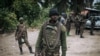 Un soldat de la République démocratique du Congo est vu en patrouille dans le village de Manzalaho, près de Beni, le 18 février 2020, suite à une attaque présumée de membres du groupe rebelle des Forces démocratiques alliées (ADF).