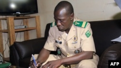 Le capitaine Sanogo signe l'accord-cadre avec la CEDEAO le 6 avril dernier ; depuis, tout a été remis en question.