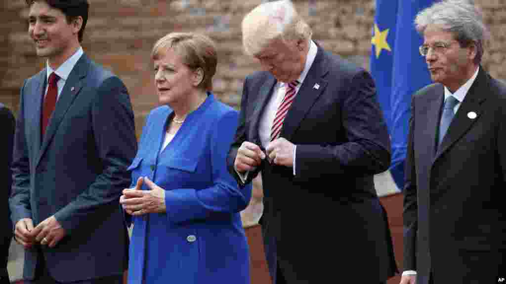 Le président américain Donald Trump ajuste sa veste lors d'une photo avec les dirigeants du G7 à Taormina, Italie, 26 mai 2017.