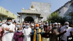 Waislam India wavaa vitambaa kufunika pua na midomo wakati wa sala ya Ijumaa kujilinda na kirusi corona msikitini huko Ahmadabad, India, Jan. 31, 2020. 