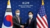 Utusan khusus AS untuk Korea Utara Sung Kim (kiri) berjabat tangan dengan mitranya dari Korea Selatan Noh Kyu-duk dalam konferensi pers bersama di Seoul hari Senin (18/4). 