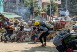 Polisi anti huru-hara bersenjata menyerang setelah menembakkan gas air mata dan peluru karet yang membuat pengunjuk rasa antikudeta menyelamatkan diri, di Yangon, Myanmyar, Selasa, 16 Maret 2021.(Foto: Reuters)