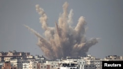 Asap dan pasir membubung ke udara menyusul serangan udara Israel di Gaza (25/8). (Reuters/Ahmed Zakot)