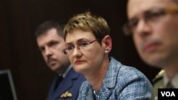 Juru bicara NATO, Oana Lungescu (tengah) mengatakan NATO akan meneruskan operasi hingga warga sipil di Libya aman.