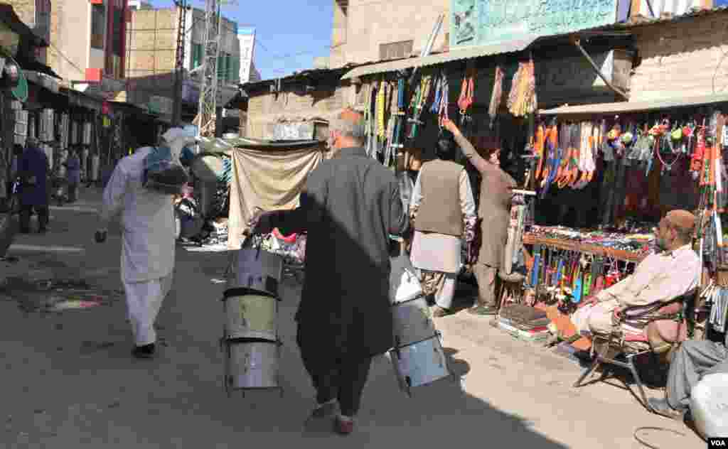 کوئٹہ کی معروف ٹک ٹک گلی میں ان دنوں دھاتی چولہے بنانے کے کام میں تیزی آ گئی ہے۔ 