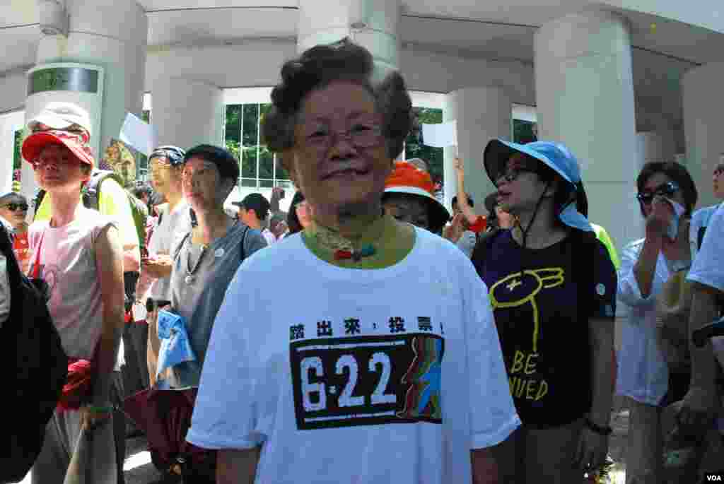 70歲的廖婆婆表示,如果真的發生佔領中環行動,她會參加,不怕被拘捕(美國之音湯惠芸拍攝)