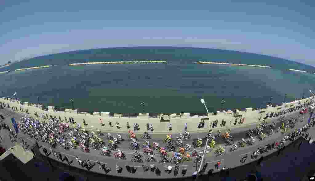 Para pebalap sepeda mengikuti lomba balap Giro d'Italia etape ke-6, dari Mola di Bari ke kota Margherita di Savoia, Italia.