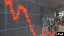Indeks saham di Athena, Yunani. Short selling diduga sebagai salah satu penyebab utama bergolaknya pasar saham.
