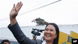 藤森庆子周日在利马的一个投票站向支持者挥手