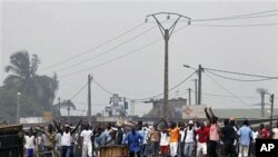 Barrage érigé, mardi, par un groupe de Jeunes Patriotes pour empêcher un convoi des Casques bleus de traverser le quartier Abobo