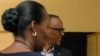 Le président sortant rwandais Paul Kagame, à droite, avec sa femme Jeannette dans un bureau de vote à Kigali, Rwanda, 4 août 2917.