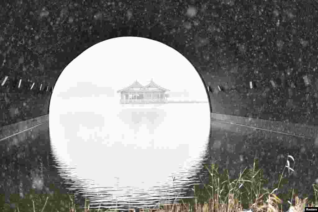 Sebuah paviliun unik terlihat di sebuah danau pada hari bersalju di Xi'an, Shaanxi, China.
